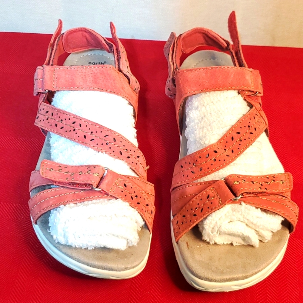 Earth leather pink sandals